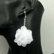 KOLCZYKI Z MATERIAŁU BIAŁE- WISZĄCE KWIATY                                                                        (0611-86 SAH) - 2