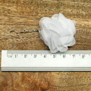 KOLCZYKI Z MATERIAŁU BIAŁE- WISZĄCE KWIATY                                                                        (0611-86 SAH) - 3