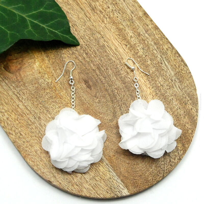 KOLCZYKI Z MATERIAŁU BIAŁE- WISZĄCE KWIATY                                                                        (0611-86 SAH)