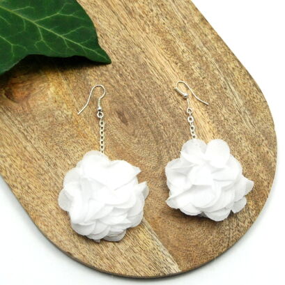 KOLCZYKI Z MATERIAŁU BIAŁE- WISZĄCE KWIATY                                                                        (0611-86 SAH)