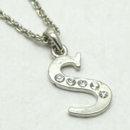 NASZYJNIK METALOWY Z ZAWIESZKĄ  LITERKA 