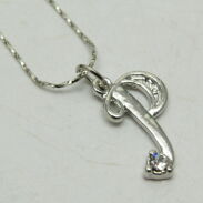 NASZYJNIK METALOWY Z ZAWIESZKĄ  LITERKA 