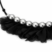 NASZYJNIK CZARNY Z FALBANKAMI I SREBRNYMI KULKAMI REGULOWANY                                      (0616-19 SAH L) - 2