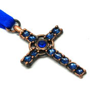 WISIOREK Z METALOWYM KRZYŻYKIEM                                                                                              0615-505 - 2