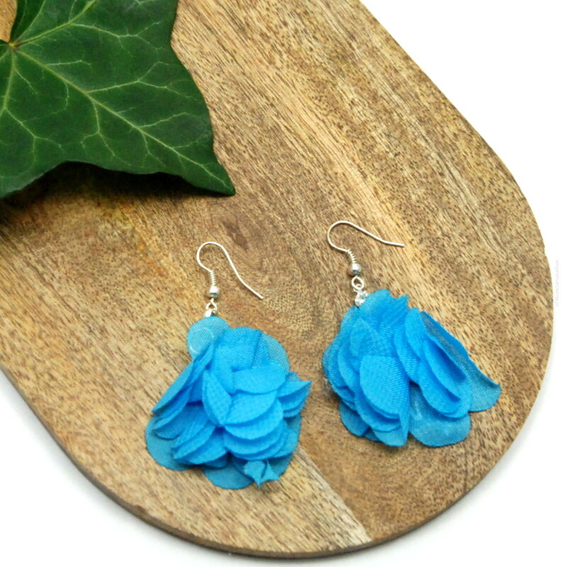 KOLCZYKI Z MATERIAŁU WISZĄCE NIEBIESKIE KWIATY                                                                        (0611-29 SAH)