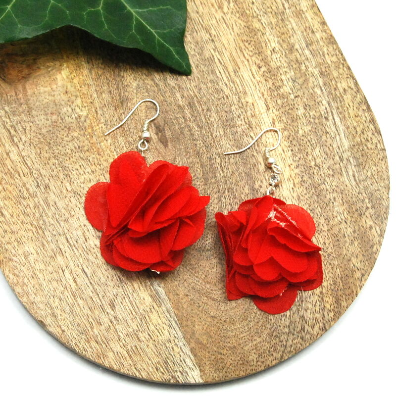 KOLCZYKI Z MATERIAŁU WISZĄCE KWIATY                                                                        (0611-26 SAH)