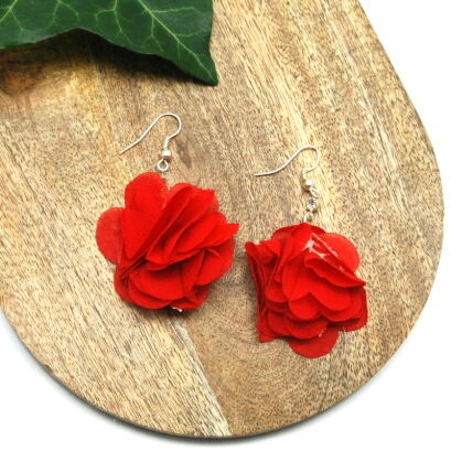 KOLCZYKI Z MATERIAŁU WISZĄCE KWIATY                                                                        (0611-26 SAH)