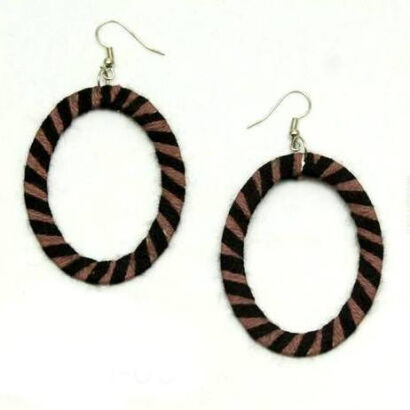 KOLCZYKI OWALNE OBSZYTE NITKĄ BRĄZOWO - CZARNE 0665-09