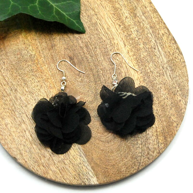 KOLCZYKI Z MATERIAŁU WISZĄCE KWIATY                                                                        (0611-25 SAH)