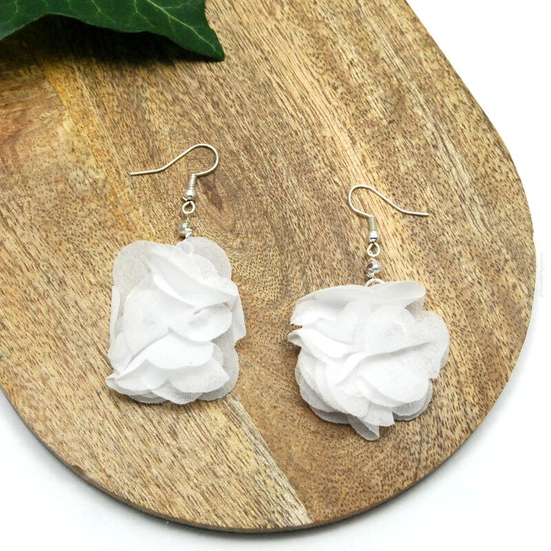 KOLCZYKI Z MATERIAŁU WISZĄCE BIAŁE KWIATY                                                                        (0611-28 SAH)