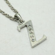 NASZYJNIK METALOWY Z ZAWIESZKĄ  LITERKA 