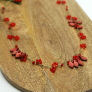 WISIOR / NASZYJNIK NA ŁAŃCUSZKACH CZERWONY                                           (7W287-1 SAM 4) - 2