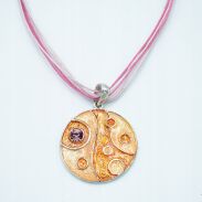 WISIOR Z ODDOBNĄ POMARAŃCZOWĄ ZAWIESZKĄ NA SZNURECZKACH                          0612-1042 - 2