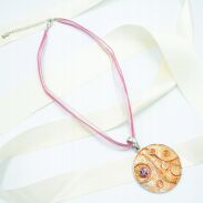 WISIOR Z ODDOBNĄ POMARAŃCZOWĄ ZAWIESZKĄ NA SZNURECZKACH                          0612-1042 - 3