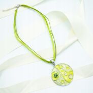 WISIOR Z ODDOBNĄ ZIELONĄ ZAWIESZKĄ NA SZNURECZKACH                                        0612-1041 - 3