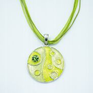 WISIOR Z ODDOBNĄ ZIELONĄ ZAWIESZKĄ NA SZNURECZKACH                                        0612-1041 - 2