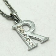 NASZYJNIK METALOWY Z ZAWIESZKĄ  LITERKA 