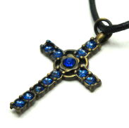 WISIOREK Z METALOWYM KRZYŻYKIEM                                                                                              0615-510 - 2