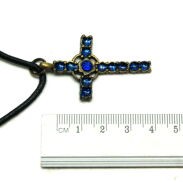 WISIOREK Z METALOWYM KRZYŻYKIEM                                                                                              0615-510 - 4