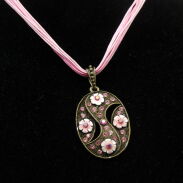 NASZYJNIK / WISIOR NA SZNURECZKACH Z OZDOBNĄ ZAWIESZKĄ                                                    (WISZ SAH) - 2