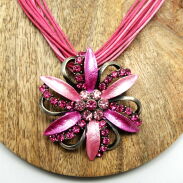 WISIOR / NASZYJNIK NA SZNURECZKACH Z RÓŻOWYM KWIATEM                                                 (WISZ-18 SAH) - 2
