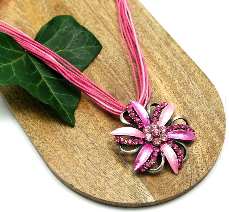 WISIOR / NASZYJNIK NA SZNURECZKACH Z RÓŻOWYM KWIATEM                                                 (WISZ-18 SAH)