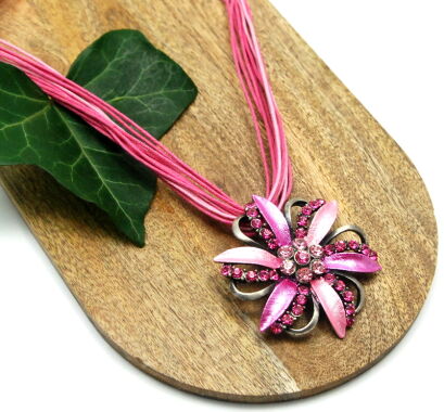 WISIOR / NASZYJNIK NA SZNURECZKACH Z RÓŻOWYM KWIATEM                                                 (WISZ-18 SAH)