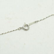 NASZYJNIK METALOWY Z ZAWIESZKĄ  LITERKA 