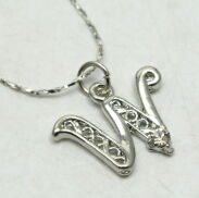 NASZYJNIK METALOWY Z ZAWIESZKĄ  LITERKA 