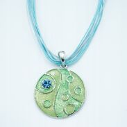 WISIOR Z ODDOBNĄ ZIELONĄ ZAWIESZKĄ NA SZNURECZKACH                                                         0612-1040 - 2