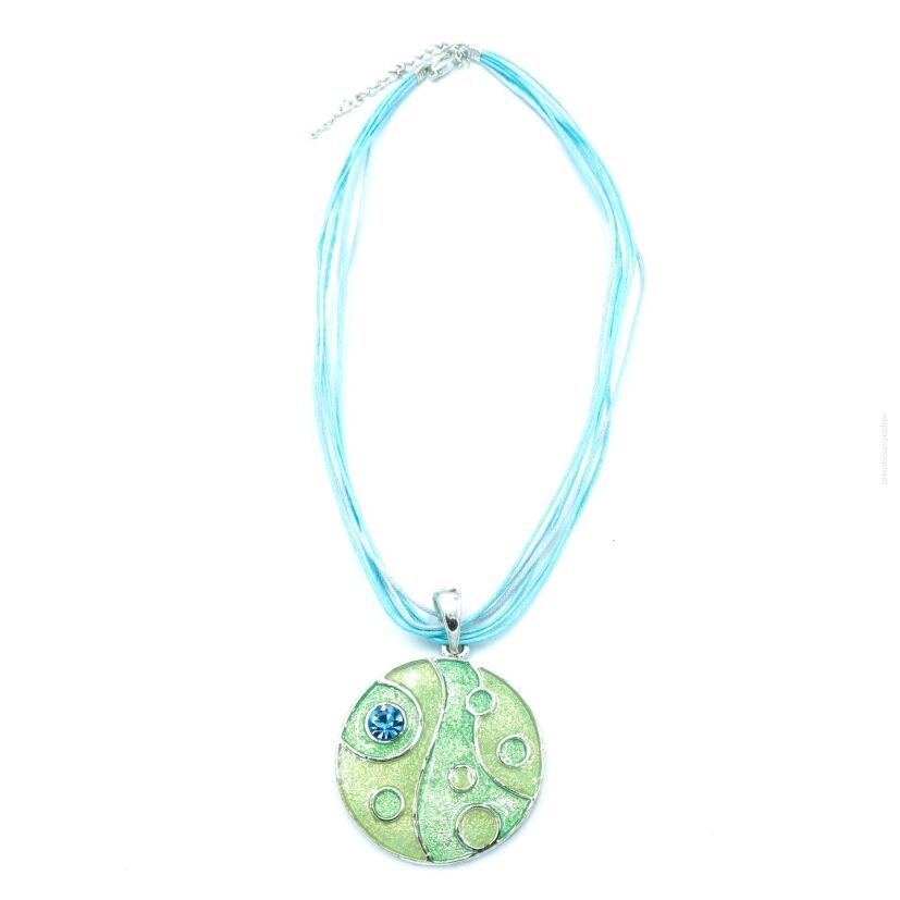 WISIOR Z ODDOBNĄ ZIELONĄ ZAWIESZKĄ NA SZNURECZKACH                                                         0612-1040