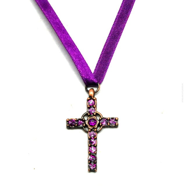 WISIOREK Z METALOWYM KRZYŻYKIEM                                                                                              0615-502