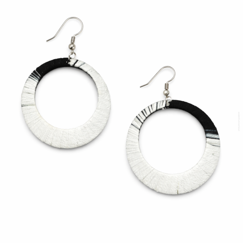 KOLCZYKI WISZĄCE KOŁA OPLECIONE NITKĄ CZARNO-BIAŁE 0665-38