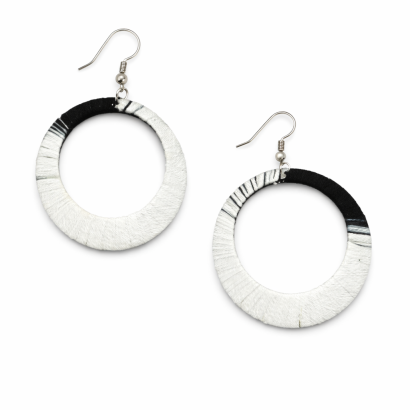 KOLCZYKI WISZĄCE KOŁA OPLECIONE NITKĄ BIAŁO-CZARNE BOHO 0665-38