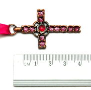 WISIOREK Z METALOWYM KRZYŻYKIEM                                                                                              0615-504 - 4