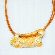 NASZYJNIK / WISIOR NA RZEMYKU Z ODDOBNĄ ZAWIESZKĄ                                                    (0612-1045 SAHG) - 2