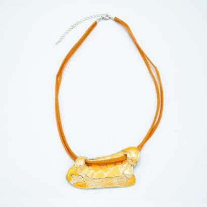 NASZYJNIK / WISIOR NA RZEMYKU Z ODDOBNĄ ZAWIESZKĄ                                                    (0612-1045 SAHG)