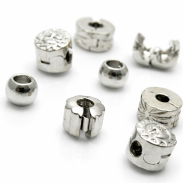 KORALIKI DO BRANSOLETKI KSZTAŁTY SREBRNE RÓŻNE WZORY (10 SZT) 2802 - 2