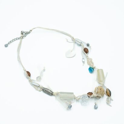 NASZYJNIK / KORALE NA SZNURECZKACH Z OZDOBNYMI ELEMENTAMI                                0612-1062