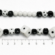 NASZYJNIK / KORALE KOSTKI DO GRY VEGAS BIAŁO - CZARNE PLASTIKOWE 0665-53 - 4