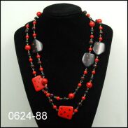 NASZYJNIK KORALE CZERWONO - CZARNE PLASTIKOWE FOLK 0624-88 - 2