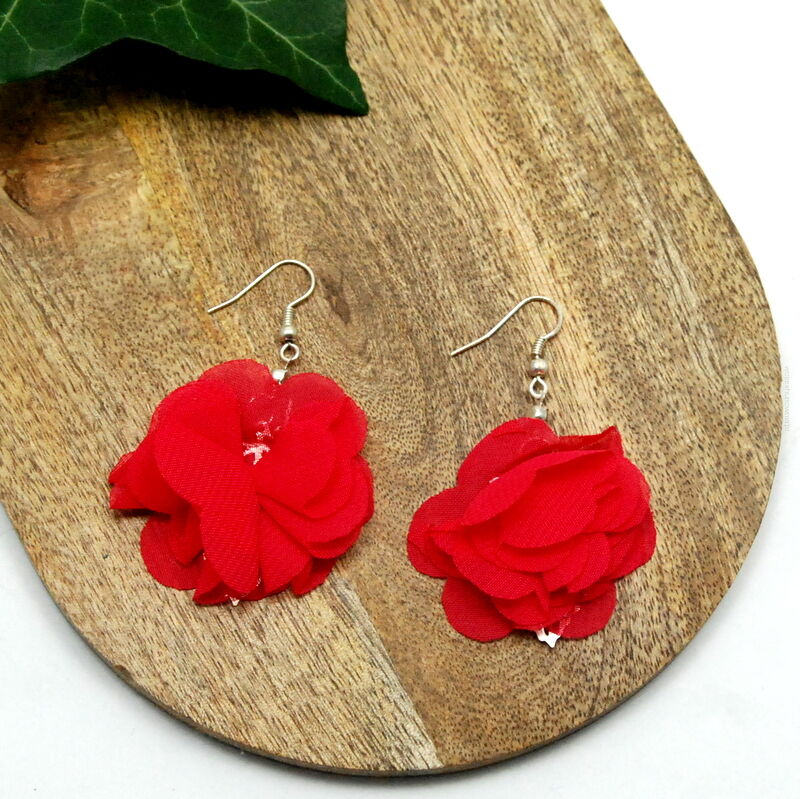 KOLCZYKI Z MATERIAŁU WISZĄCE KWIATY                                                                        (0611-27 SAH)