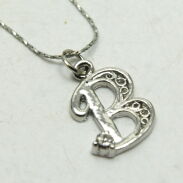 NASZYJNIK METALOWY Z ZAWIESZKĄ  LITERKA 