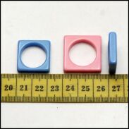 PIERŚCIONKI PLASTIKOWE KWADRATOWE NIEBIESKIE I RÓŻOWE 2 ROZMIARY (5 szt)  0609-20 - 2