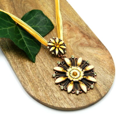 WISIOR / NASZYJNIK NA SZNURECZKACH Z PODWÓJNĄ ZAWIESZKĄ                                                 (WISZ-17 SAH)