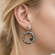 KOLCZYKI KÓŁKA W KOLORZE SREBRNYM Z CYRKONIĄ CZARNĄ 0608-26 - 2