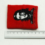 OPASKA Z FROTY NA NADGARSTEK CZERWONA Z POSTACIĄ CHE                   (0004-96) - 3