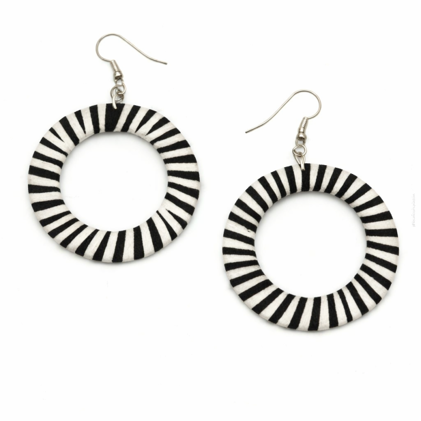 KOLCZYKI KOŁA OBSZYTE NITKĄ BIAŁO-CZARNE 0665-37