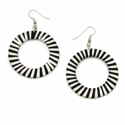 KOLCZYKI KOŁA OBSZYTE NITKĄ BIAŁO-CZARNE 0665-37