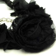 WISIOR / NASZYJNIK CZARNY TIULOWY NA TASIEMCE                                                            0643-508 - 3